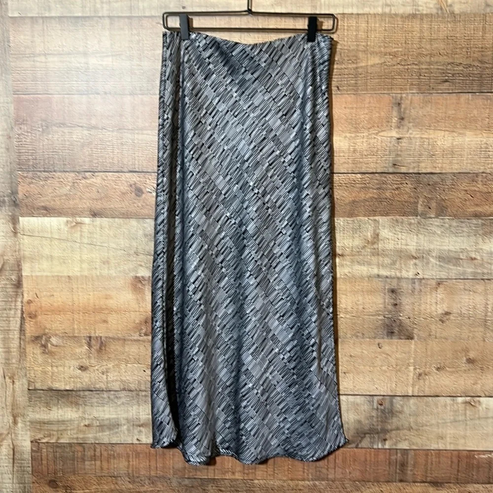 LULU’S sz L Black & White Maxi Skirt with Side Slit silky sexy date night